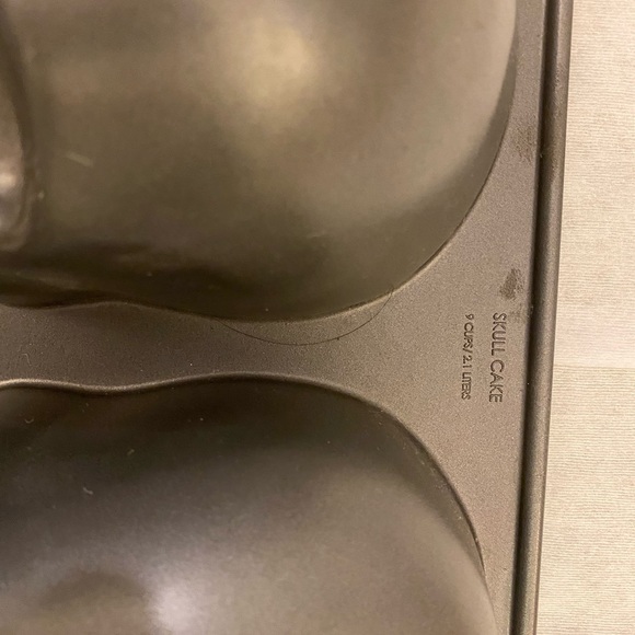 SKULL Cake Mold 3-D - Picture 12 of 15